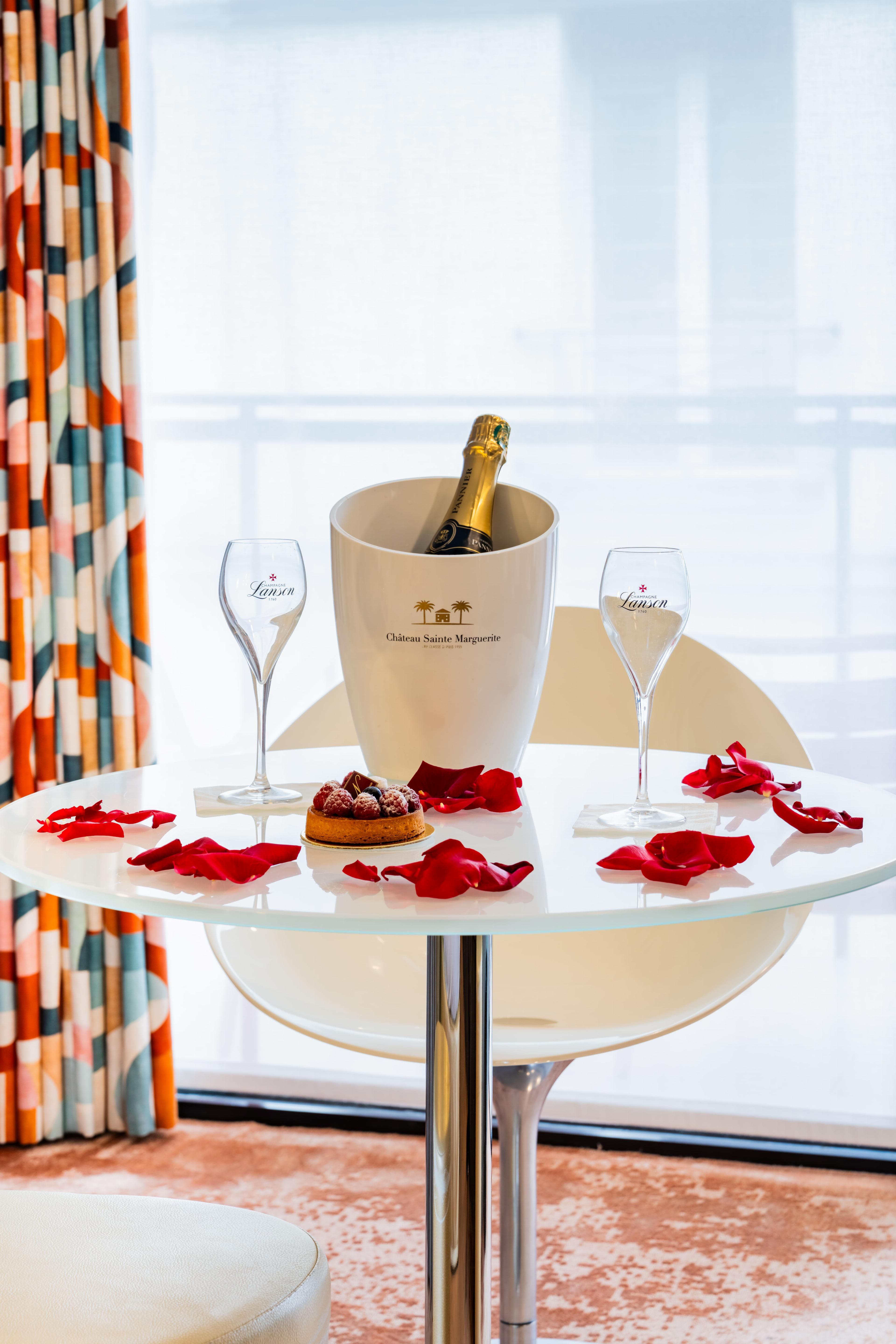 7 Eiffel Hotel by Malone