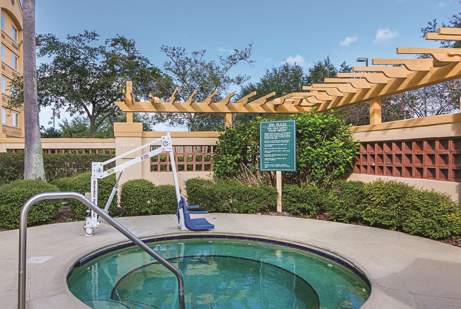 La Quinta Inn & Suites by Wyndham Orlando Airport at Gateway Village