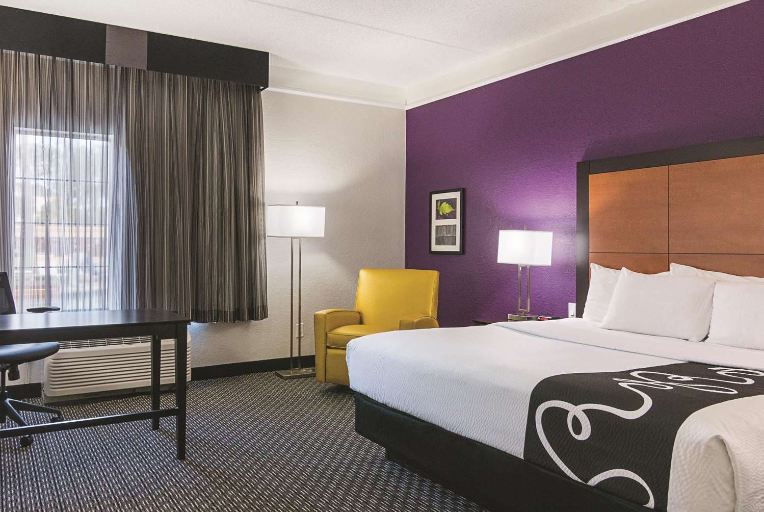 La Quinta Inn & Suites by Wyndham Orlando Airport at Gateway Village