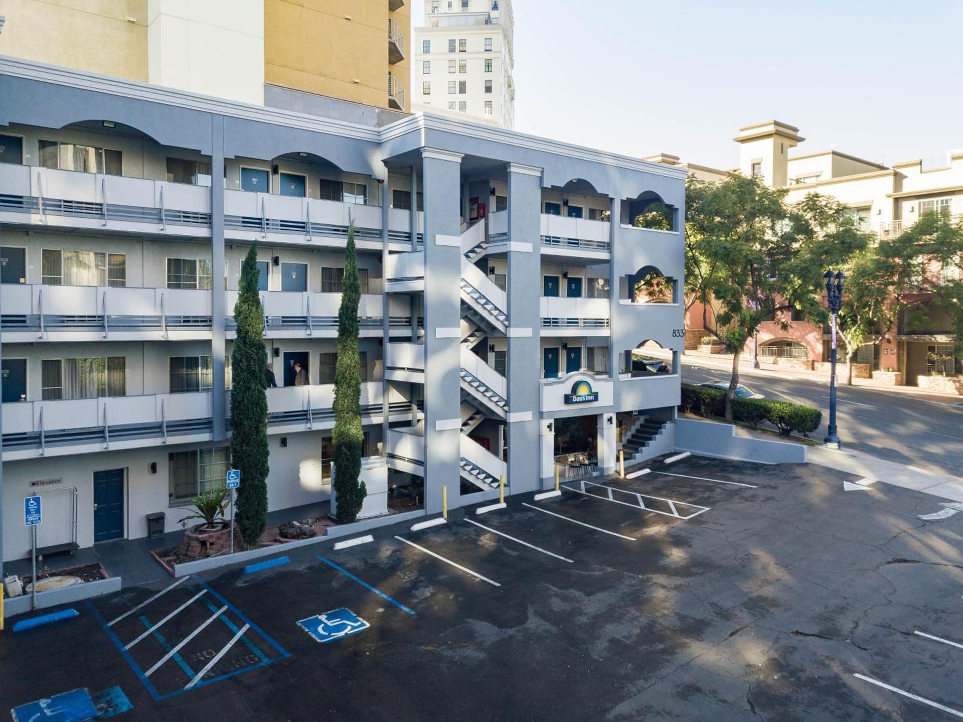 Ash&Ninth Hotel