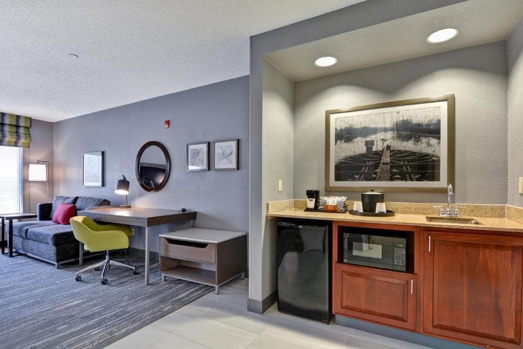 Hampton Inn & Suites Newark-Harrison