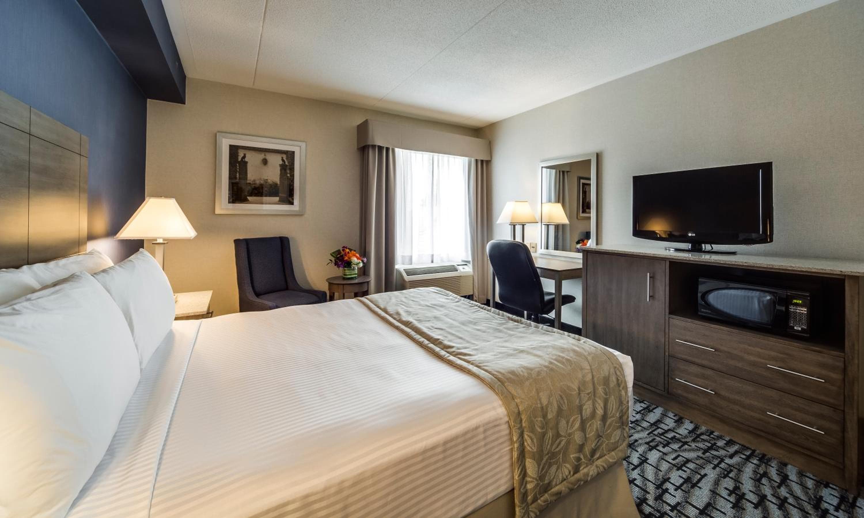 Monte Carlo Inn Oakville Suites