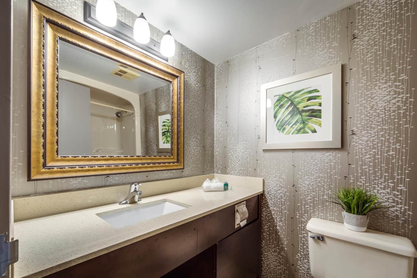 Monte Carlo Inn Airport Suites