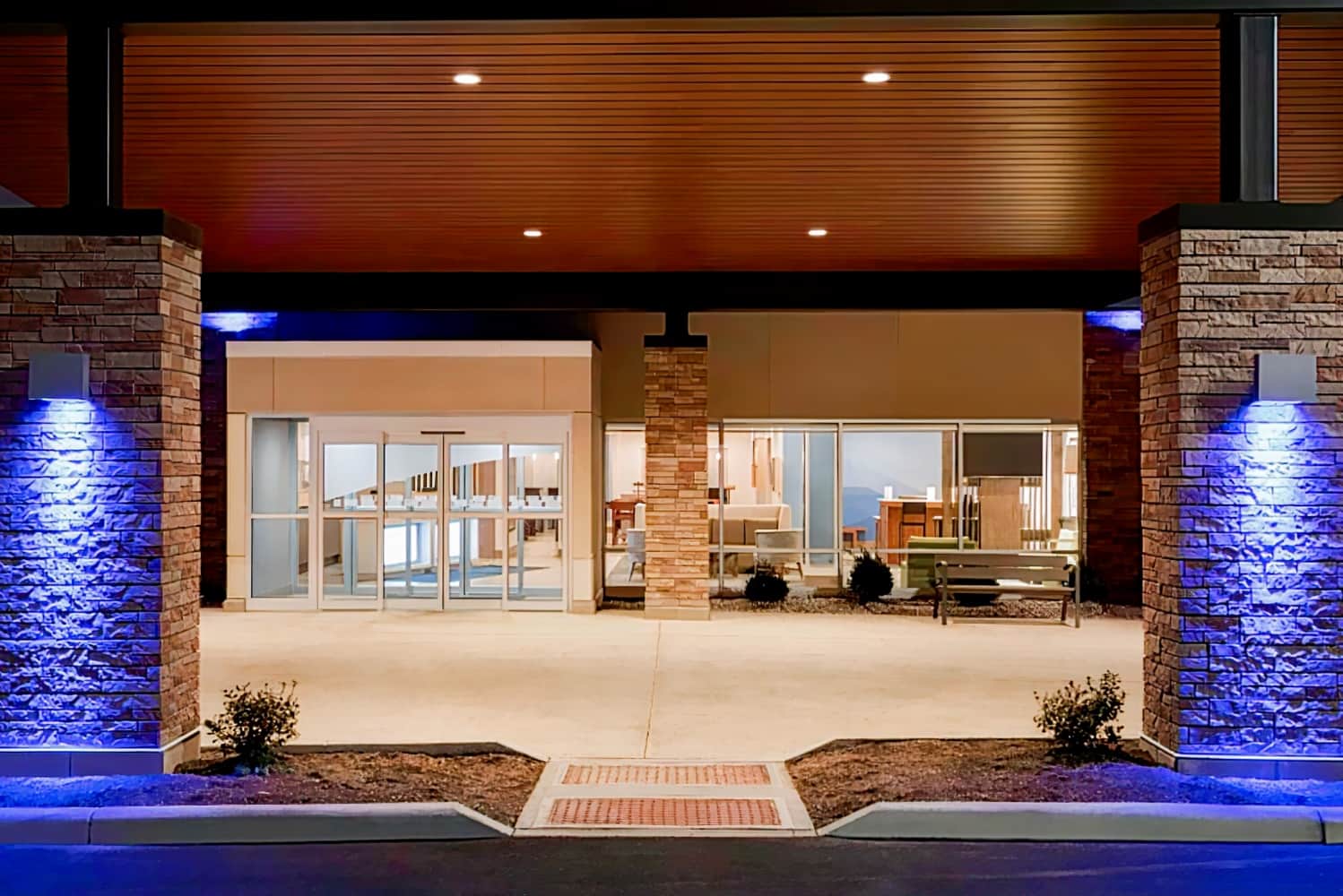 Holiday Inn Express and Suites Cincinnati Redbank