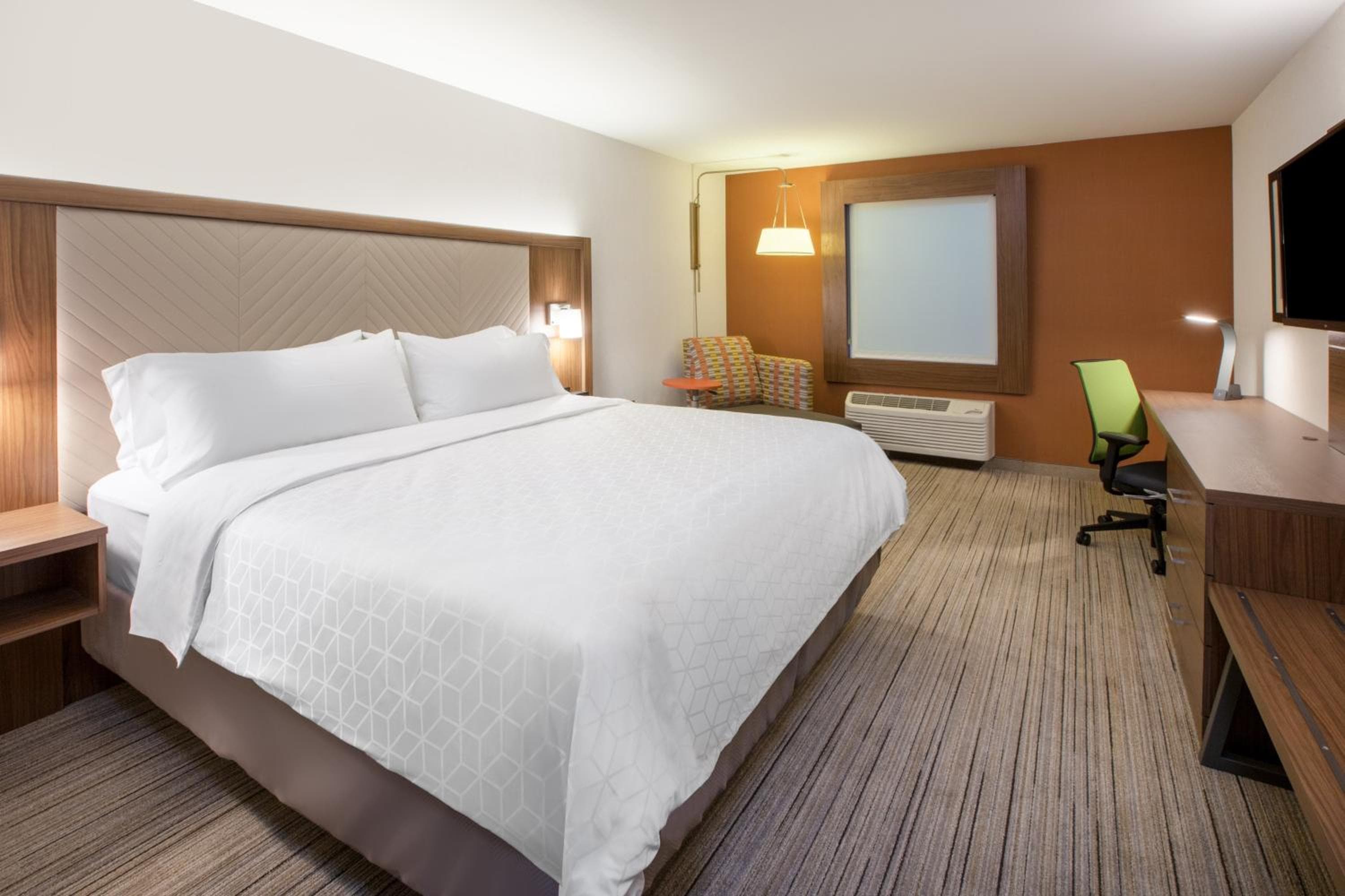 Holiday Inn Express & Suites Boston - Marlboro