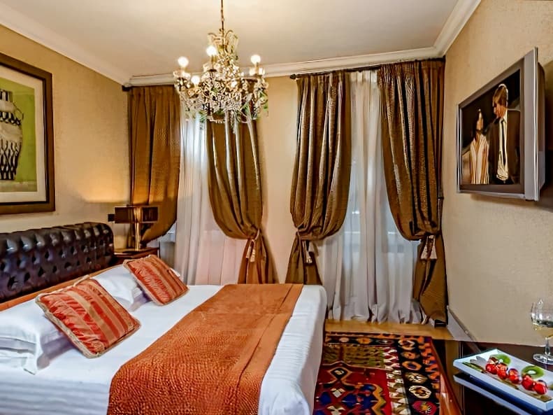 The inn at the Roman forum