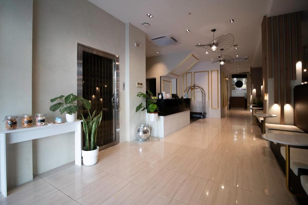 Victoria Hotel, a NuVe Group Collection