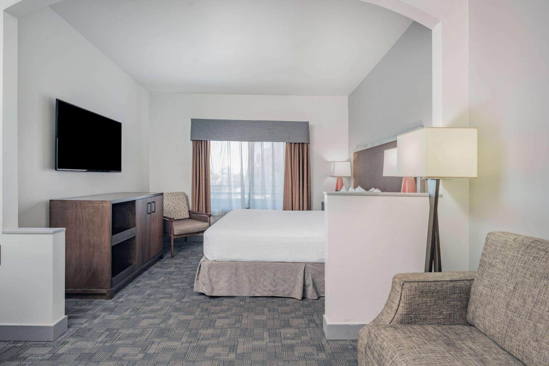 Ramada by Wyndham Bakersfield North