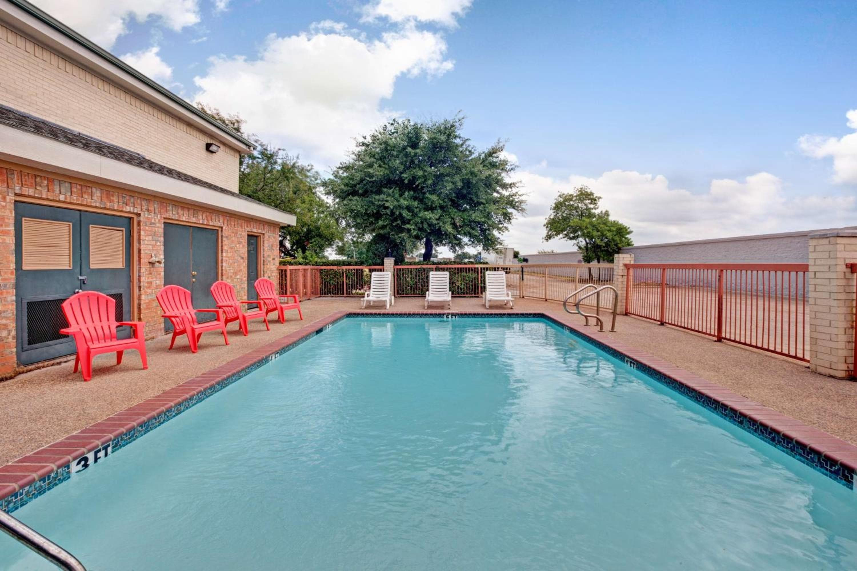 Super 8 by Wyndham Arlington Near AT&T Stadium