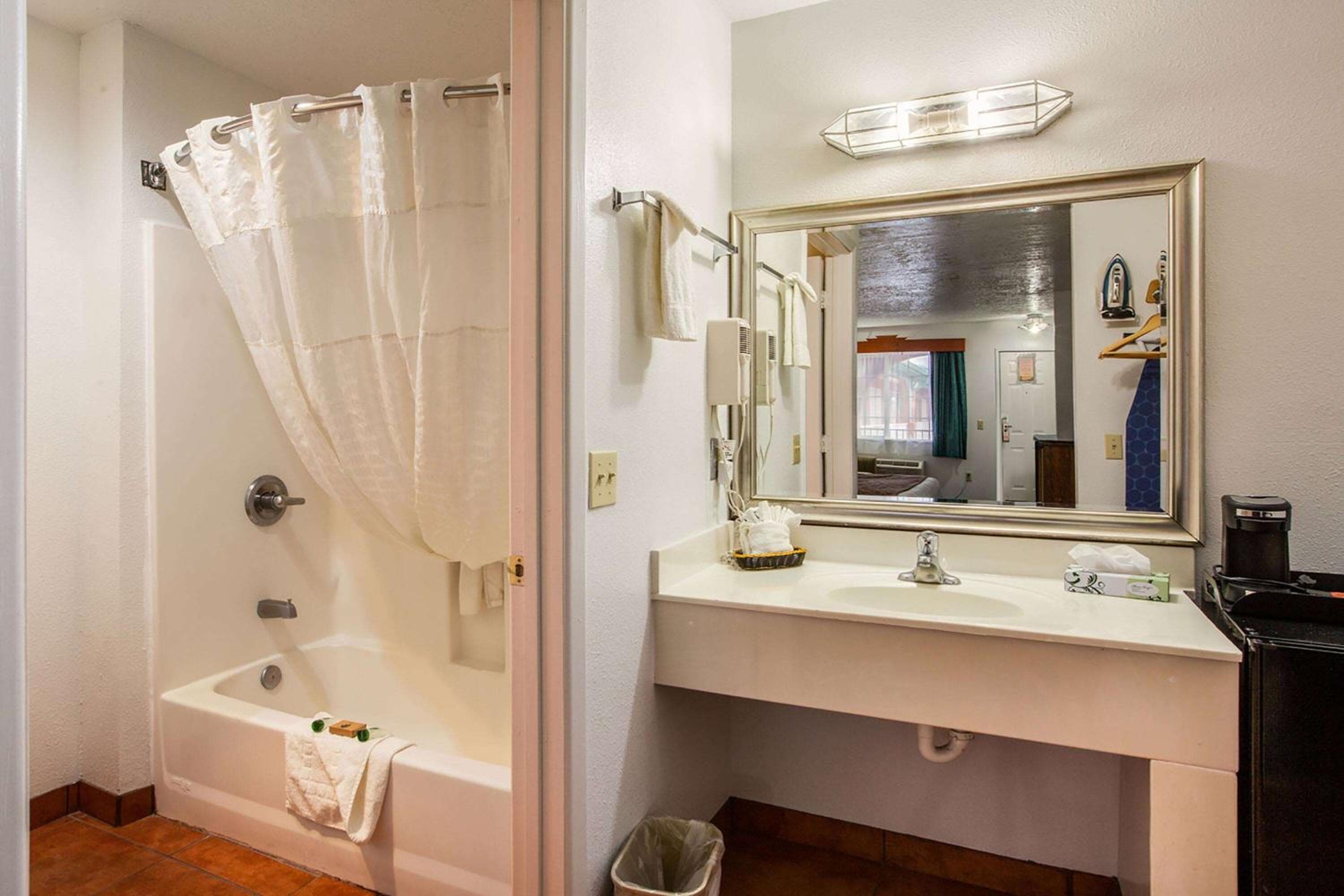 Sandia Peak Inn Old Town ABQ, a Howard Johnson by Wyndham