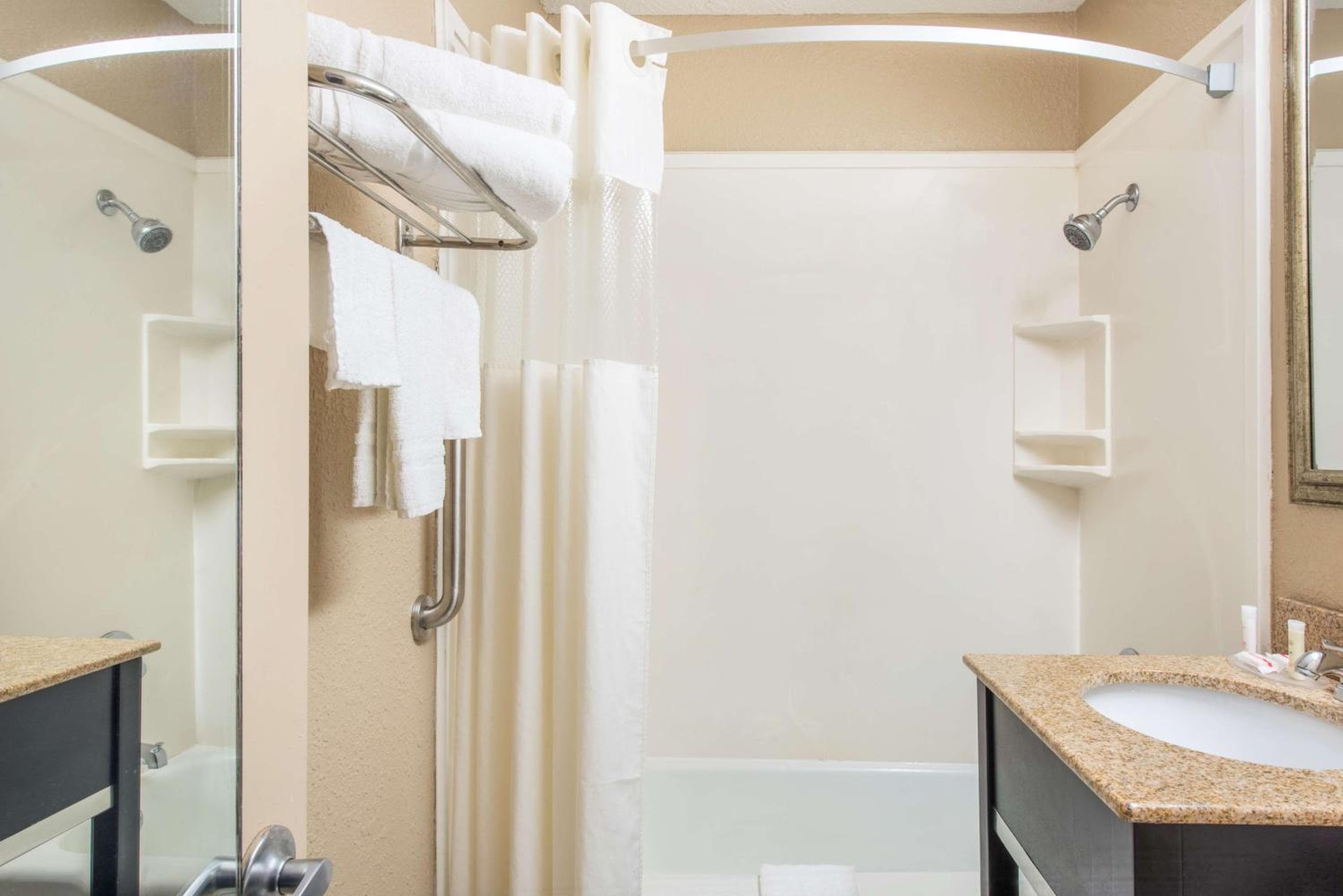 Howard Johnson by Wyndham Historic Lake Charles