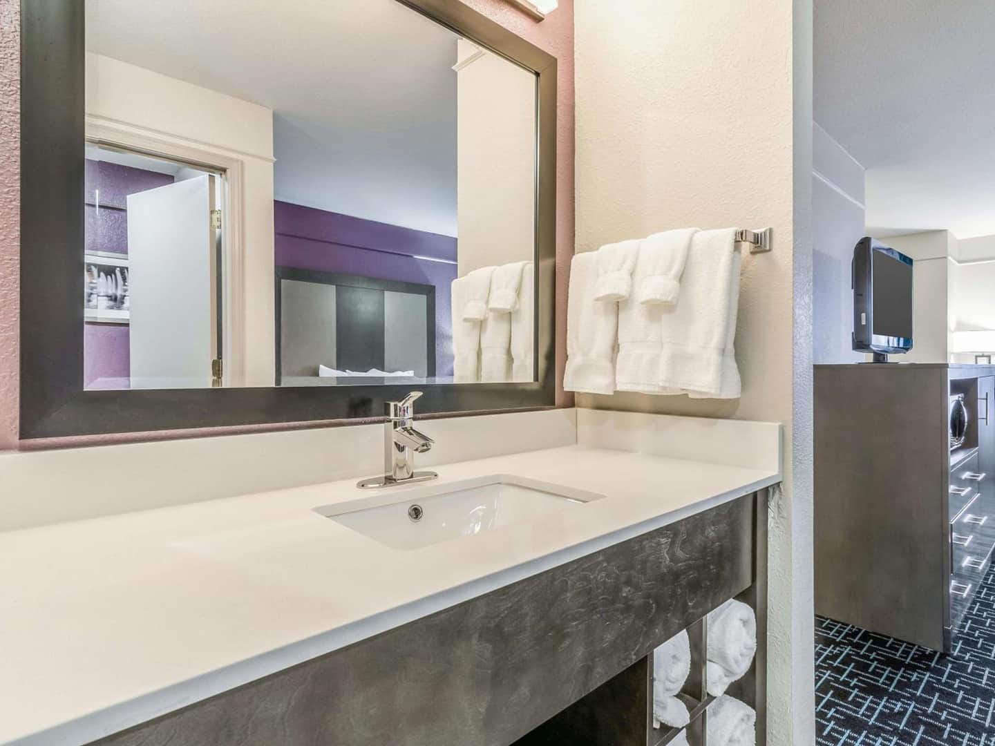 La Quinta Inn & Suites by Wyndham Kansas City Airport