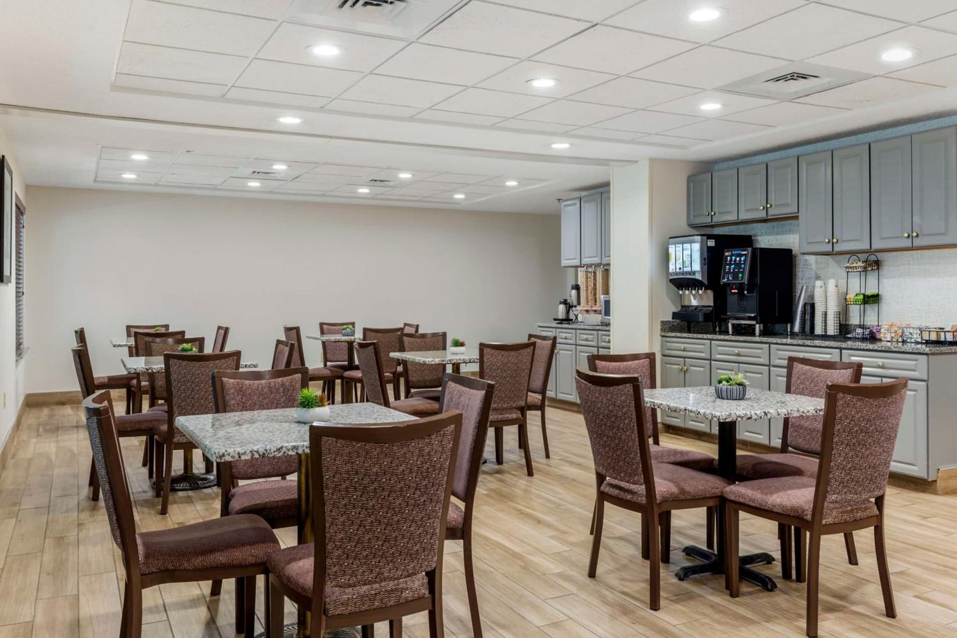 Best Western PLUS NEW ENGLAND INN & SUITES
