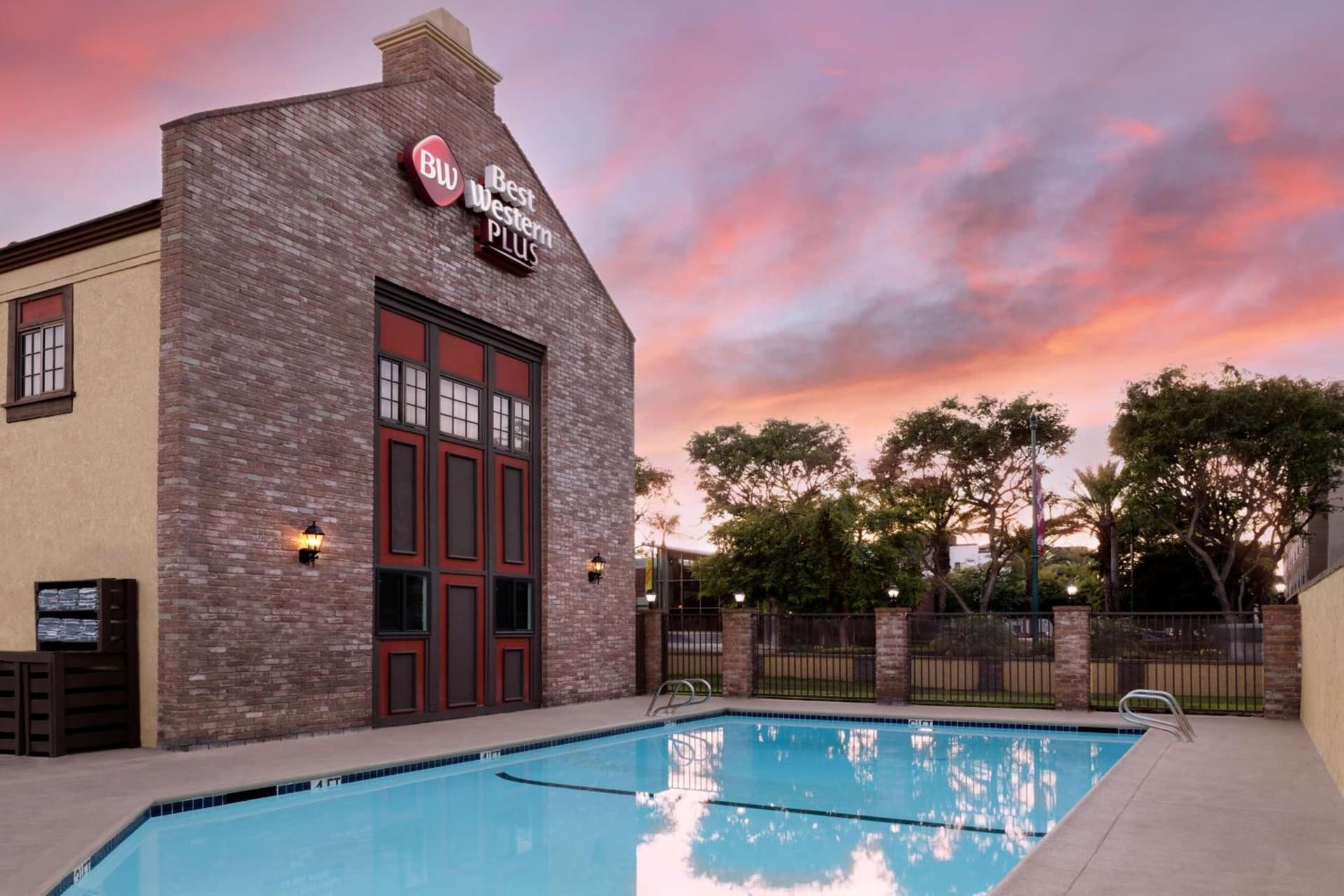 Best Western PLUS RAFFLES INN & SUITES