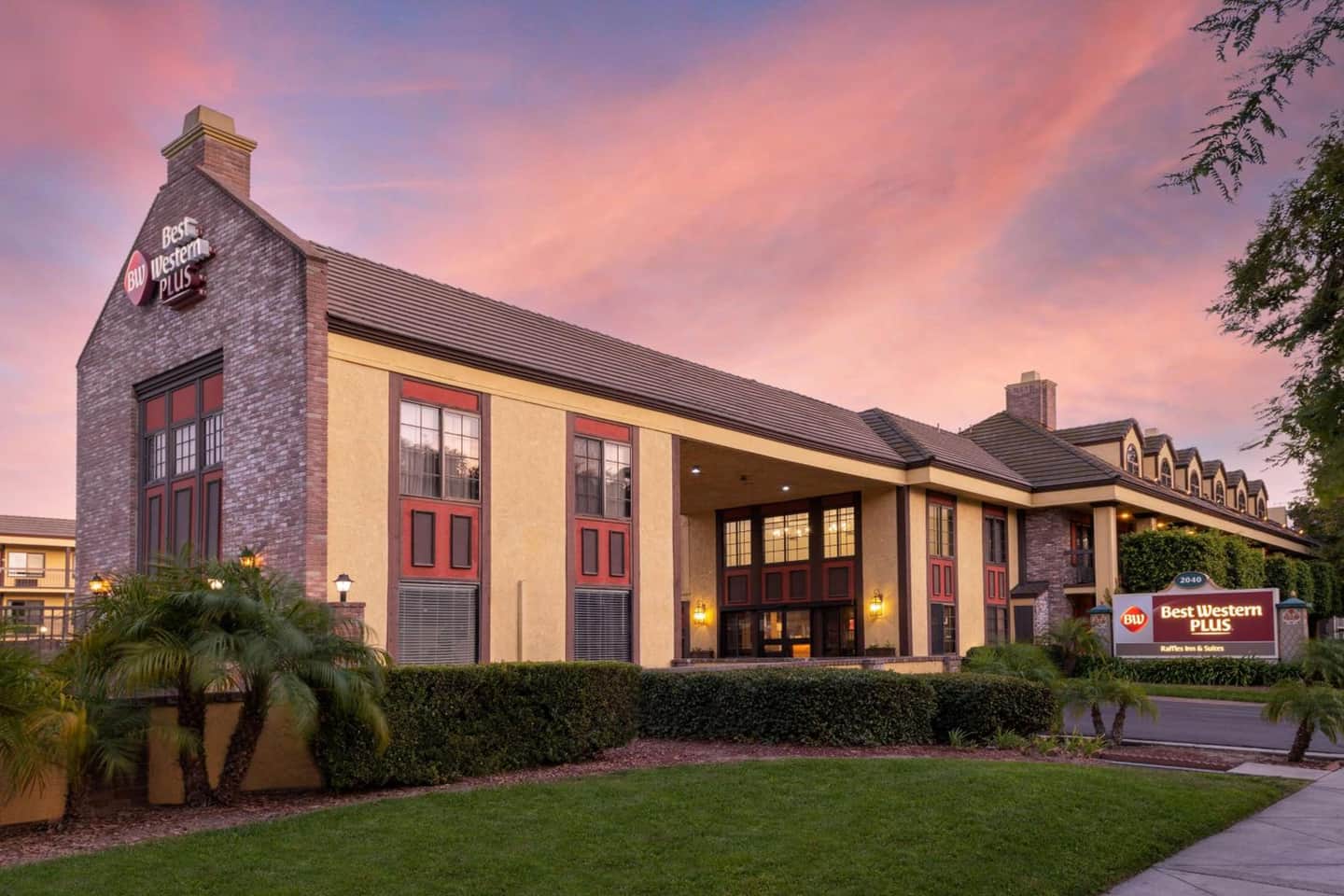 Best Western PLUS RAFFLES INN & SUITES