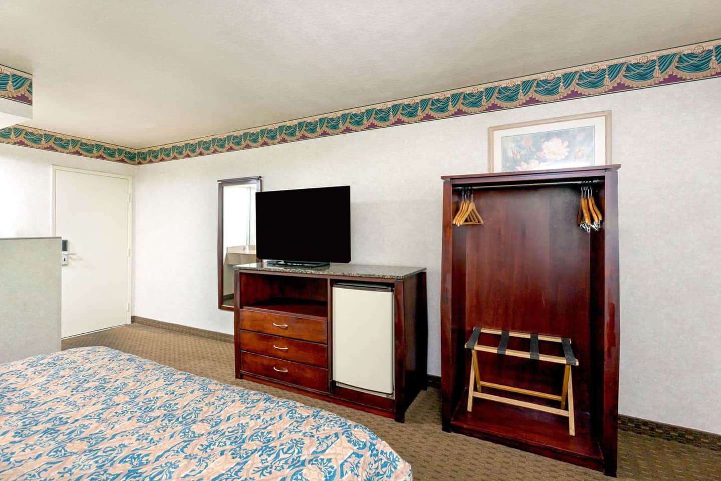 Travelodge by Wyndham Long Beach Convention Center