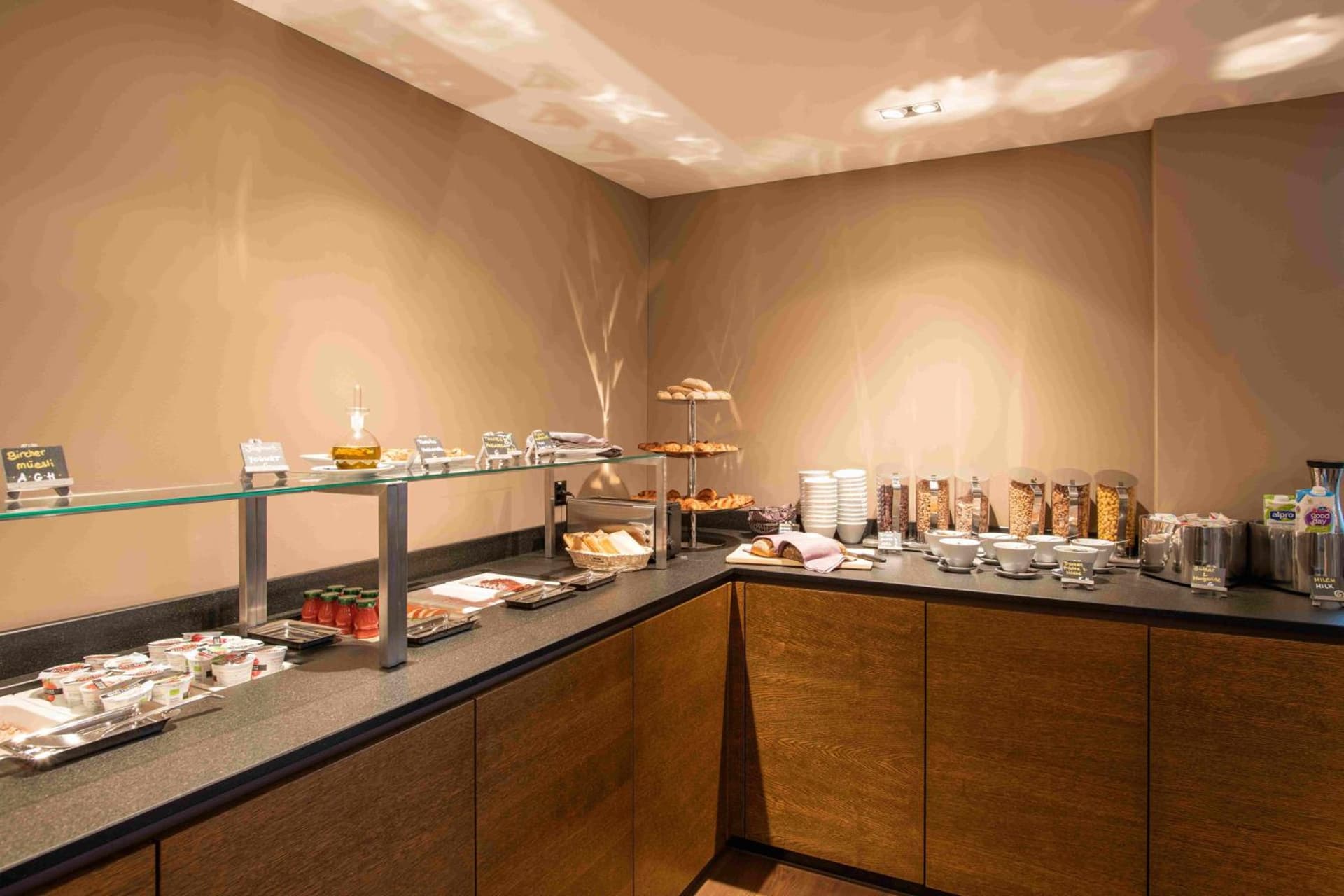 HOTEL illuster - Urban & Local