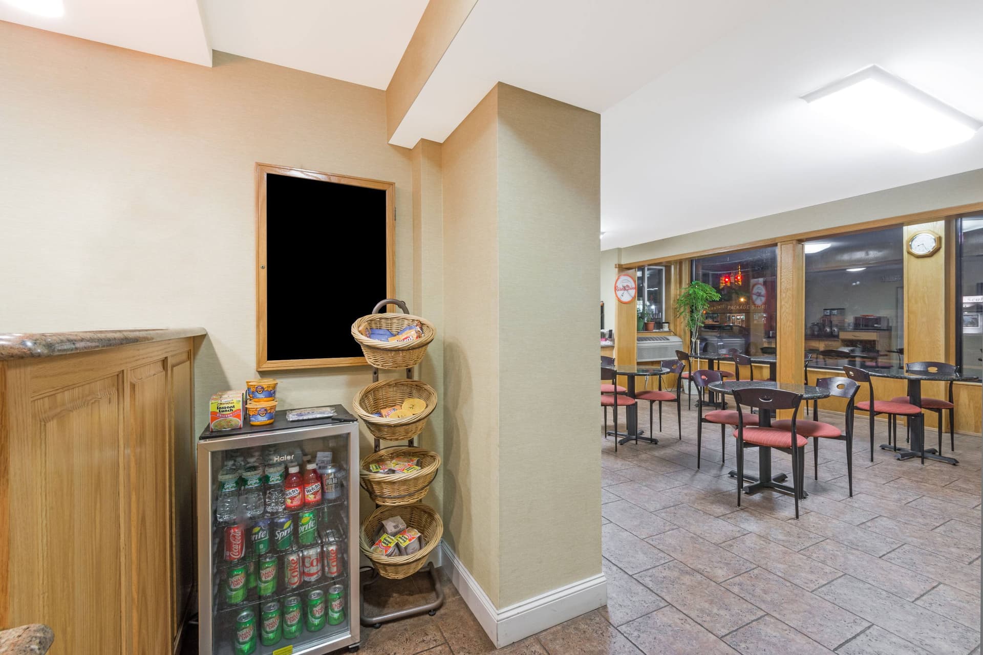Howard Johnson by Wyndham Hartford South – Rocky Hill