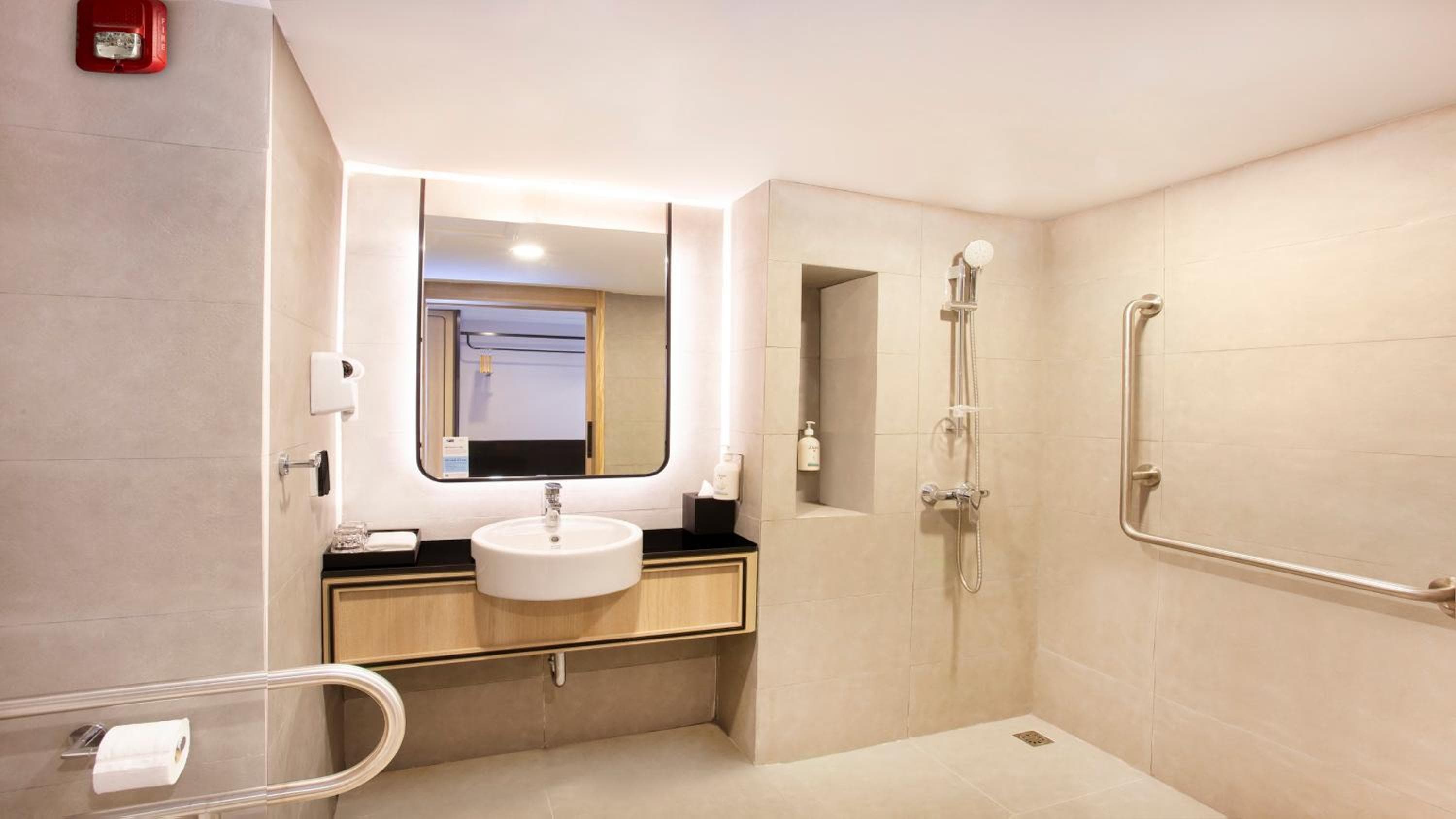 Holiday Inn Express & Suites Bangkok Central Pier by IHG
