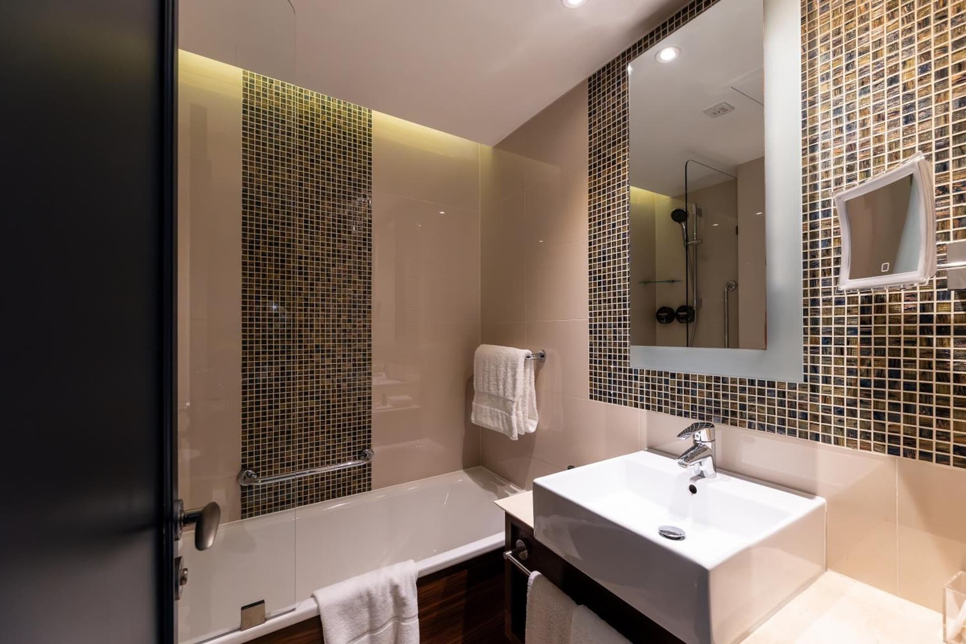 100 Queen's Gate Hotel London Kensington, Curio Collection by Hilton
