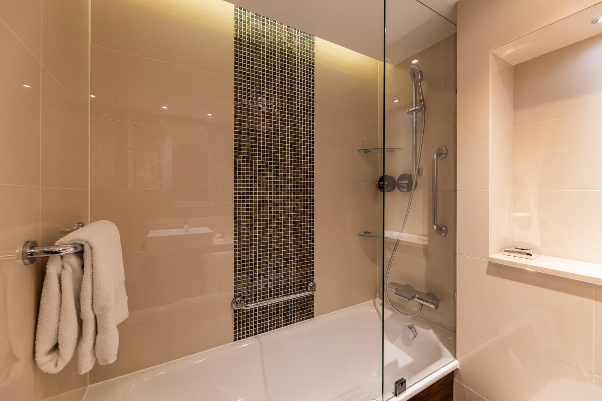 100 Queen's Gate Hotel London Kensington, Curio Collection by Hilton