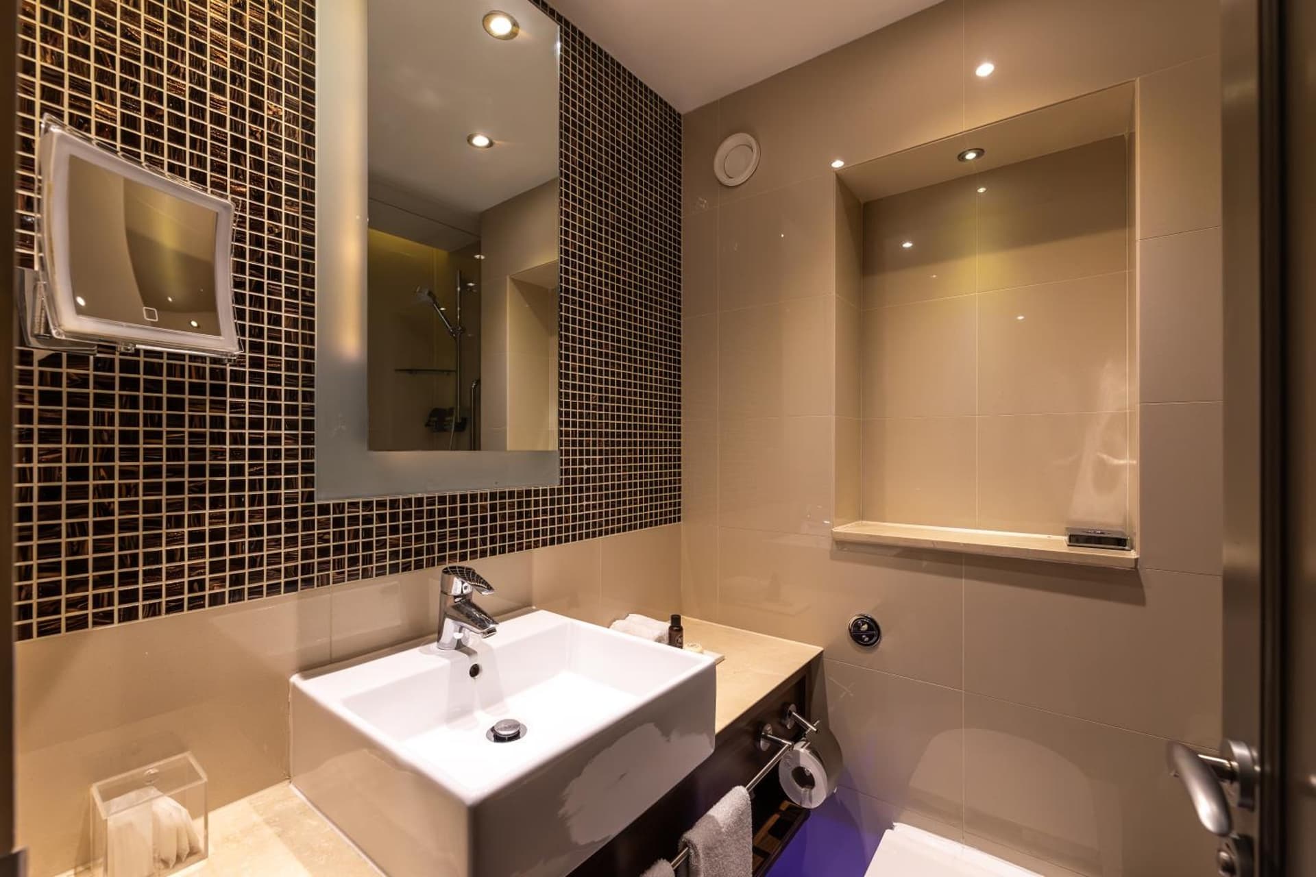 100 Queen's Gate Hotel London Kensington, Curio Collection by Hilton