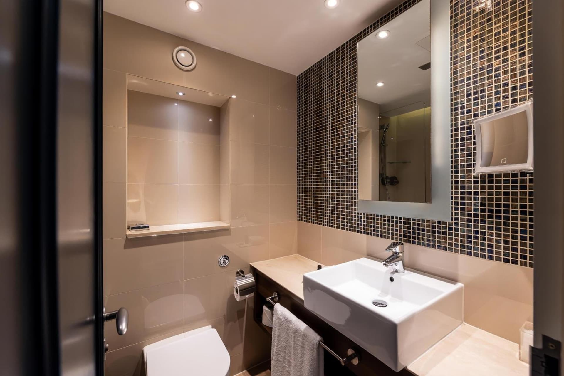 100 Queen's Gate Hotel London Kensington, Curio Collection by Hilton
